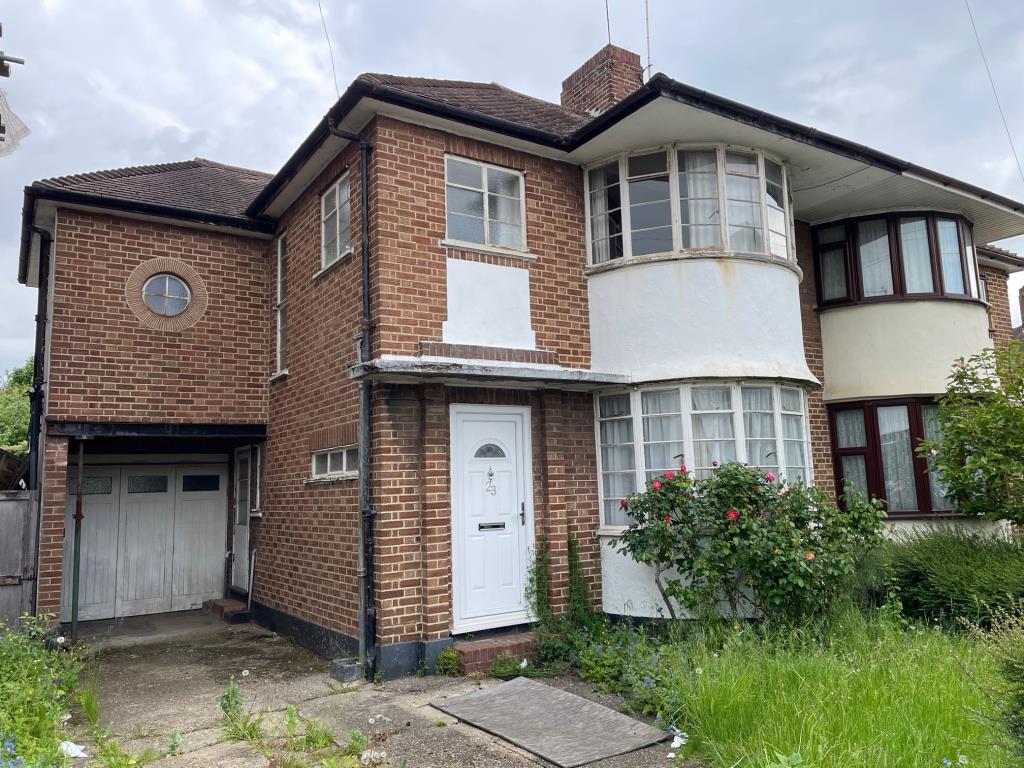 Lot: 26 - FOUR-BEDROOM SEMI-DETACHED HOUSE FOR IMPROVEMENT - front street view of 23 Oakleigh Gardens Orpington with garden driveway and garage
